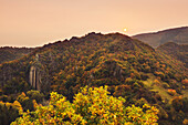 Sonnenaufgang über der Felslandschaft des Ahrtals, bei Altenahr, Ahrsteig, Rotweinwanderweg, Ahr, Rheinland-Pfalz, Deutschland