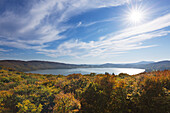 Blick über den Laacher See, bei Maria Laach, Eifel, Rheinland-Pfalz, Deutschland