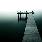 Steg ins Licht, Langzeitbelichtung am Ammersee, Bayern, Deutschland