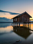 Sonnenuntergang am Bootshaus, Stegen, Bayern, Deutschland