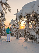 Schneeschuh Wanderung auf den unberührten Hügeln des Pyhä-Luosto Nationalparks, finnisch Lappland