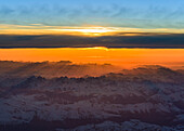 Sonnenstrahlen beleuchten die Alpentäler, Luftaufnahme, österreichische Alpen