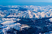 Der Mont Blanc  in der Abenddämmerung aus der Vogelperspektive, Charmonix, Frankreich