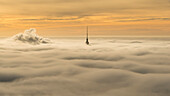 Nur die Spitze des Fernsehturms ragt aus dem dichten Nebel über Berlin, Deutschland