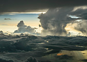 Dramatische Stimmung bei einem Flug um die Gewitterwolken über Franken, Deutschland