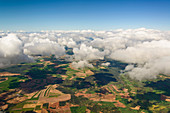 Ein Wolkenloch gibt den Blick frei auf die Felder und Wiesen östlich von Madrid, Spanien