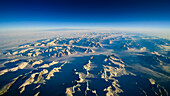 Die tiefstehende Sonne sorgt für lange Schatten an den Fjorden von Grönlands Ostküste