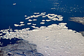 Kalbender Gletscher und Eisschollen, Westküste Grönlands