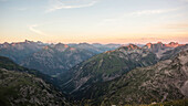 Bergpanorama, Allgäu, Morgengrauen, Sonnenaufgang, Alpenglühen, Kemptner Hütte, Fernwanderweg, Berglandschaft, Gipfel, Wanderurlaub, Natur, Hüttentour, Sternenhimmel, Gipfel, Mondschein, Wanderwege, Oberallgäu, Alpen, Bayern, Oberstdorf, Deutschland