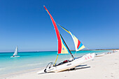 Tourists on Cayo Coco beach, catamaran on the shore, sailing, sandy dream beach, turquoise blue sea, boat, snorkeling, swimming, Memories Flamenco Beach Resort, hotel, family travel to Cuba, parental leave, holiday, time-out, adventure, Cayo Coco, Jardine