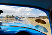 on the way from Cayo Coco to Santa Clara, on the road, empty street, no traffic, horse-drawn carriage, horse, horse cart, transport, oldtimer, blue, family travel to Cuba, parental leave, holiday, time-out, adventure, Santa Clara, province Villa Clara, Cu