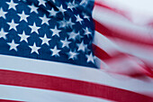 Langzeitbelichtung einer flatternden amerikanischen Flagge, Tracy Arm, Alaska, USA, Nordamerika