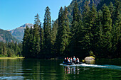 Passagiere von Expeditions-Kreuzfahrtschiff MS Bremen (Hapag-Lloyd Cruises) fahren mit Zodiac Schlauchboot und erkunden einen Seitenarm von Rudyerd Bay, Misty Fjords National Monument, Tongass National Forest, im Südosten von Alaska, USA, Nordamerika