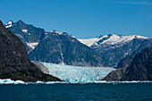 Blick auf den LeConte-Gletscher umgeben von Bergen, LeConte-Gletscher, LeConte Bay, Tongass National Forest, Alaska, USA, Nordamerika