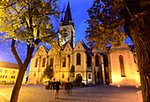 Abends an der Stadtpfarrkirche, Sibiu (Hermannstadt), Siebenbürgen, Rumänien
