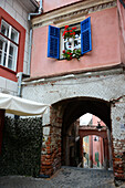 Gasse durch Haus in der Oberstadt, Sibiu (Hermannstadt), Siebenbürgen, Rumänien