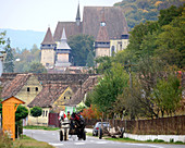 Pferdefuhrwerk auf Strasse, Burg und Kirche Biertan (Birthälm), Siebenbürgen, Rumänien