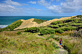 Frau wandert auf Waimamaku Coastal Track zur Küste, Waimamaku Coastal Track, Northland Region, Nordinsel, Neuseeland