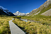Weg führt durch Hooker Valley auf Mount Cook zu, Hooker Valley, Mount Cook Nationalpark, UNESCO Welterbe Te Wahipounamu, Canterbury, Südinsel, Neuseeland