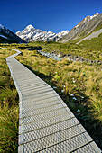 Weg führt durch Hooker Valley auf Mount Cook zu, Hooker Valley, Mount Cook Nationalpark, UNESCO Welterbe Te Wahipounamu, Canterbury, Südinsel, Neuseeland