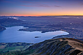 Lake Wanaka and Wanaka at dawn, Roys Peak, Harris Mountains, Mount Aspiring National Park, UNESCO Welterbe Te Wahipounamu, Queenstown-Lake District, Otago, South island, New Zealand