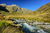 River Routeburn flowing through mountain valley, Routeburn Track, Great Walks, Fiordland National Park, UNESCO Welterbe Te Wahipounamu, Queenstown-Lake District, Otago, South island, New Zealand