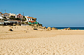 Weiter Sandstrand und Meer, Praia de Monte Clérigo, Atlantikküste, Algarve, Portugal