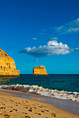 Strand und farbige Felsen, Praia da Marinha, Carvoeiro, Algarve, Portugal