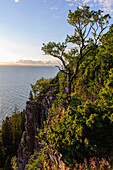 Blick auf Steilküste am Omberg, Vätternsee, Östergötland, Schweden