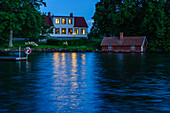 Villa mit Bootshaus bei Nacht  am Vaetternsee, Vätternsee, Östergötland, Schweden