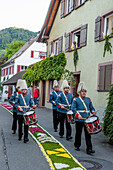 Musikkapelle, Blumenteppich, Fronleichnam, Prozession, Sipplingen, Überlinger See, Bodensee, Baden-Württemberg, Deutschland, Europa