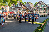 Musikkapelle, Fronleichnam, Prozession, Blumenteppich, Sipplingen, Überlinger See, Bodensee, Baden-Württemberg, Deutschland, Europa