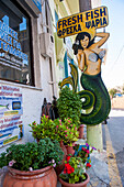 Werbetafel vor einem Fischladen, Hafen, Agia Galini, Kreta, Griechenland