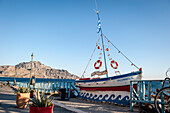 bemaltes Boot entlang der Strandpromenade, Tavernen am Abend, Plakias, Kreta, Griechenland, Europa