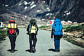 Eine Gruppe Wanderer geht an der Küste Sisimiuts, Grönland, Arktis.