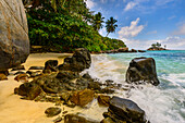 Felsen am Strand an der Westküste von Mahé, Seychellen