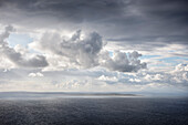 Blick vom O´Briens Turm auf kleine Insel im Atlantischen Ozean, Klippen von Moher, Grafschaft Clare, Wild Atlantic Way, Irland, Europa