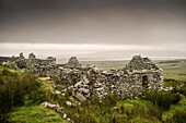 verlassene und zerfallene Steinhäuser in Slievemore (verlassenes Dorf), Achill Insel, Grafschaft Mayo, Irland, Wild Atlantic Way, Europa