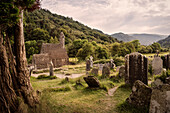 alte Grabsteine vor St. Kevin’s Kirche, Klosteranlage Glendalough, Grafschaft Wicklow, Irland, Europa