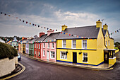 bunte Häuser nach Gewitter, Eyeries, Beara Halbinsel, Grafschaft Cork, Irland, Wild Atlantic Way, Europa