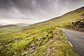 Straße am Connor Pass, Dingle Halbinsel, Grafschaft Kerry, Irland, Wild Atlantic Way, Europa