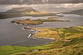 Blick auf umgebende Küste und Inseln vom Geokaun mountain, Valentia Insel, Grafschaft Kerry, Irland, Wild Atlantic Way, Europa