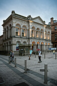 Skater fahren mit Skateboard vor historischem Gebäude in Belfast, Nordirland, Vereinigtes Königreich Großbritannien, UK, Europa