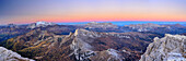 Panorama mit Pala, Marmolada, Sellastock und Geislergruppe, mit Setsass im Vordergrund in der Morgendämmerung, vom Lagazuoi, Dolomiten, UNESCO Welterbe Dolomiten, Venetien, Italien