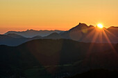 Sonnenaufgang über Breitenstein und Chiemgauer Alpen, Gindelalmschneid, Bayerische Alpen, Oberbayern, Bayern, Deutschland