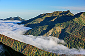 Blick auf Rotwand mit Nebel im Tal, von Hinteres Sonnwendjoch, Bayerische Alpen, Tirol, Österreich