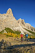 Mann und Frau wandern unter Monte Pelmo, Monte Pelmo, Dolomiten, UNESCO Welterbe Dolomiten, Venetien, Italien