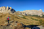 Frau beim Wandern steigt zum Col di Lana auf, Setsass und Tofana im Hintergrund, Col di Lana, Dolomiten, UNESCO Welterbe Dolomiten, Venetien, Italien