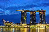 Beleuchtete Skyline von Singapur mit Marina Bay Sands und ArtScience Museum, Marina Bay, Singapur