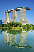 Marina Bay Sands spiegelt sich in See in Garden of the Bay, Marina Bay, Singapur